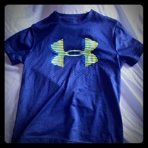 Under armor shirt in great condition